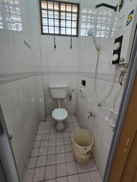 1.5-storey Terraced House for Sale in Taman Molek (Johor Bahru) - Jennie Chew - Bathroom - PropertyGuru.com.my