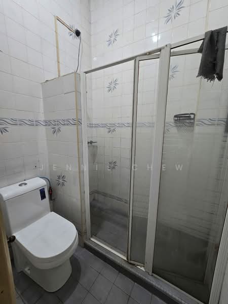1.5-storey Terraced House for Sale in Taman Molek (Johor Bahru) - Jennie Chew - Bathroom - PropertyGuru.com.my