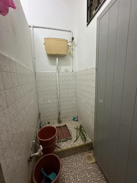 Rumah Teres 1 Tingkat untuk Dijual di Taman Ungku Tun Aminah (Skudai) - Jong Chen - Bathroom - PropertyGuru.com.my