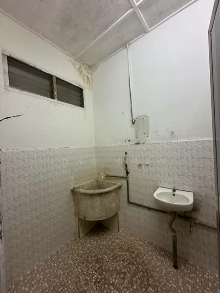 Rumah Teres 1 Tingkat untuk Dijual di Taman Ungku Tun Aminah (Skudai) - Jong Chen - Bathroom - PropertyGuru.com.my