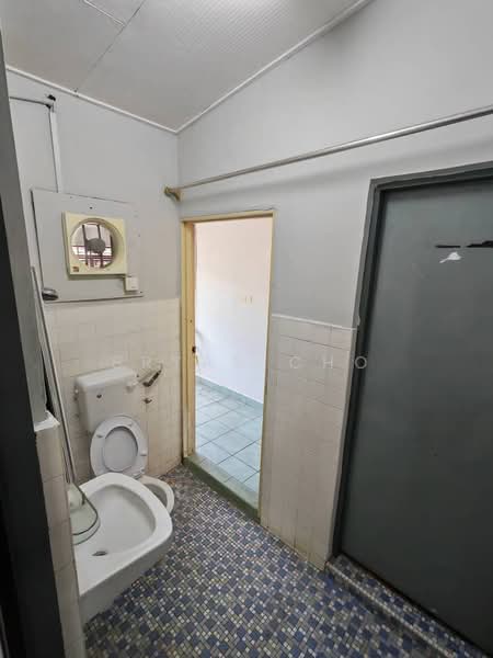Rumah Teres 2 Tingkat untuk Dijual di Sungai Besi Indah (Seri Kembangan) - Bryan Cho - Bathroom - PropertyGuru.com.my