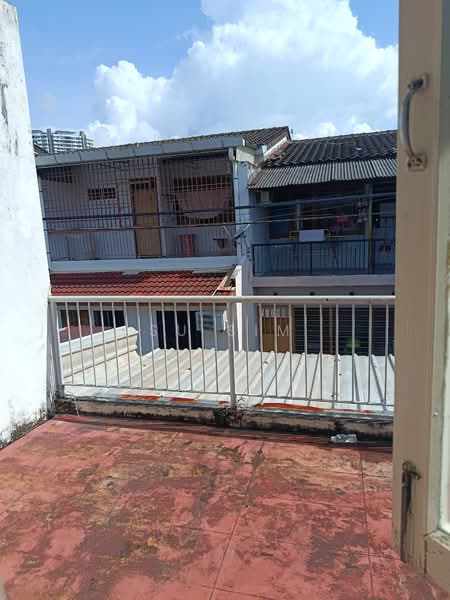 Rumah Teres untuk Dijual di Island Glades (Jelutong) - Su Sim - Back Balcony - PropertyGuru.com.my