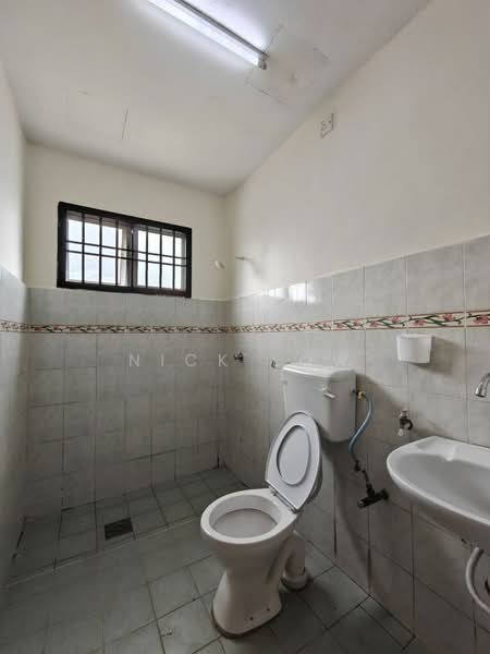 Pangsapuri untuk Disewa di Desa Skudai Apartment - Nick Low - Bathroom - PropertyGuru.com.my