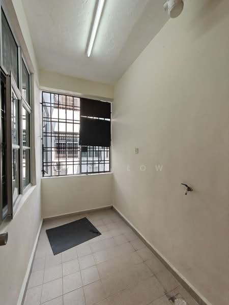 Pangsapuri untuk Disewa di Desa Skudai Apartment - Nick Low - Balcony - PropertyGuru.com.my