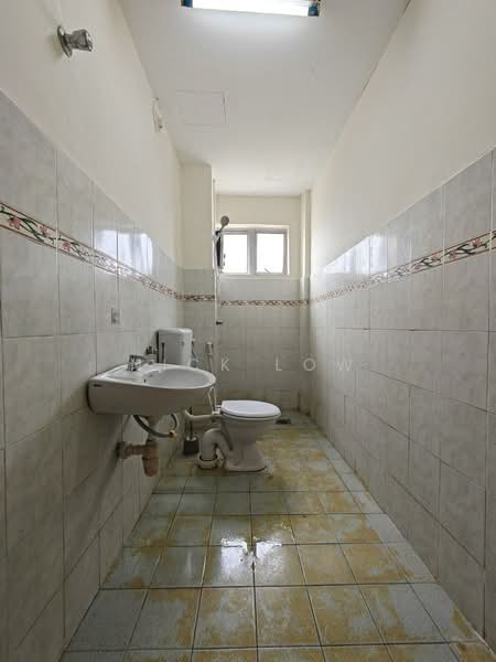 Pangsapuri untuk Disewa di Desa Skudai Apartment - Nick Low - Bathroom - PropertyGuru.com.my