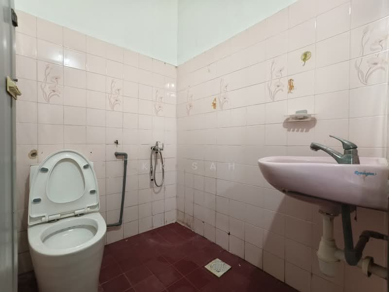 Rumah Teres untuk Dijual di Taman Kajang Utama (Kajang) - KK Sah - Bathroom - PropertyGuru.com.my