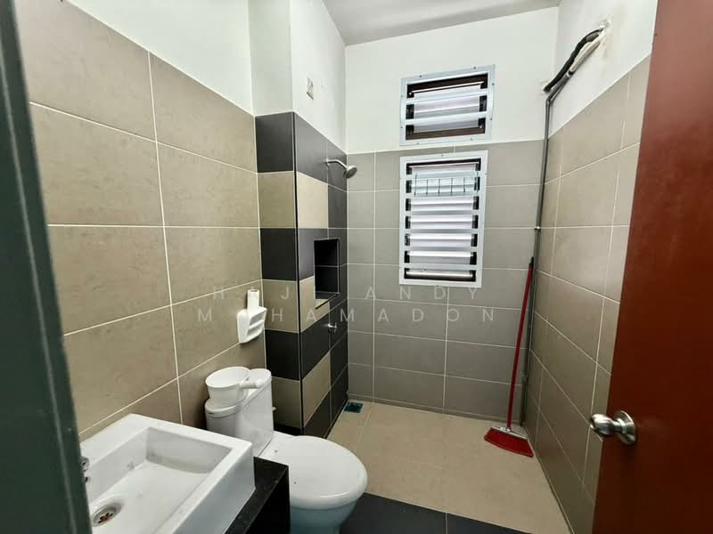 Rumah Teres 2 Tingkat untuk Dijual di Taman Bukit Dahlia (Pasir Gudang) - Haji Andy Mohamadon - Bathroom - PropertyGuru.com.my