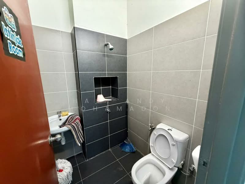 Rumah Teres 2 Tingkat untuk Dijual di Taman Bukit Dahlia (Pasir Gudang) - Haji Andy Mohamadon - Bathroom - PropertyGuru.com.my