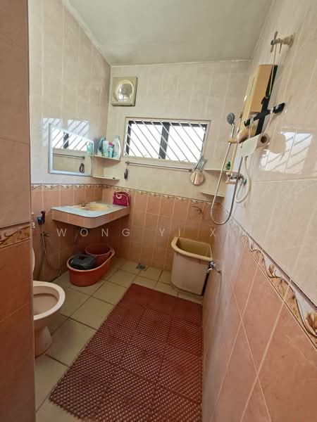 Rumah Teres 2 Tingkat untuk Dijual di Taman Satelite 2 (Bahau) - Wong Yi Xin - Bathroom - PropertyGuru.com.my