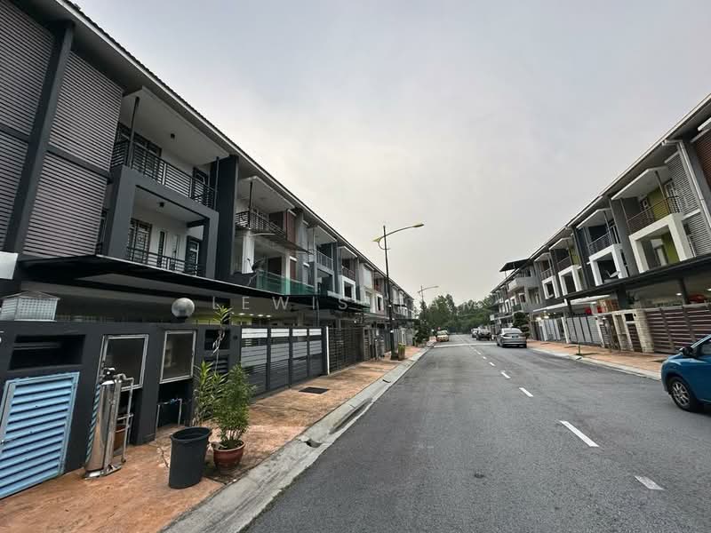 Rumah Teres 3 Tingkat untuk Dijual di Kajang (Selangor) - Lewis Tam - PropertyGuru.com.my