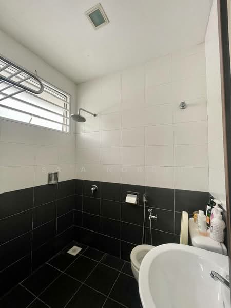 Bungalow for Sale in Kota Kemuning (Shah Alam) - Sa'a Nordin - Bathroom - PropertyGuru.com.my