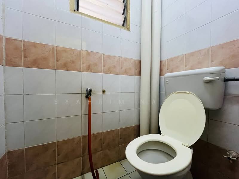 Rumah Flat untuk Disewa di Rumah Pangsa Nilam Sari - Syahrim Naim - Bathroom - PropertyGuru.com.my