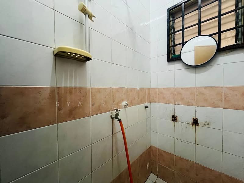 Rumah Flat untuk Disewa di Rumah Pangsa Nilam Sari - Syahrim Naim - Bathroom - PropertyGuru.com.my