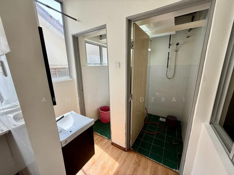 Pangsapuri untuk Dijual di Pangsapuri Mawar - Ammeer Nadzrai - Bathroom - PropertyGuru.com.my