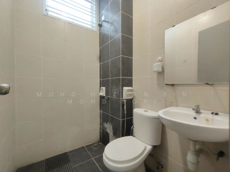 Townhouse for Rent in Kuala Selangor (Selangor) - Mohd Hazlan bin Mohd Sopi - Bathroom - PropertyGuru.com.my
