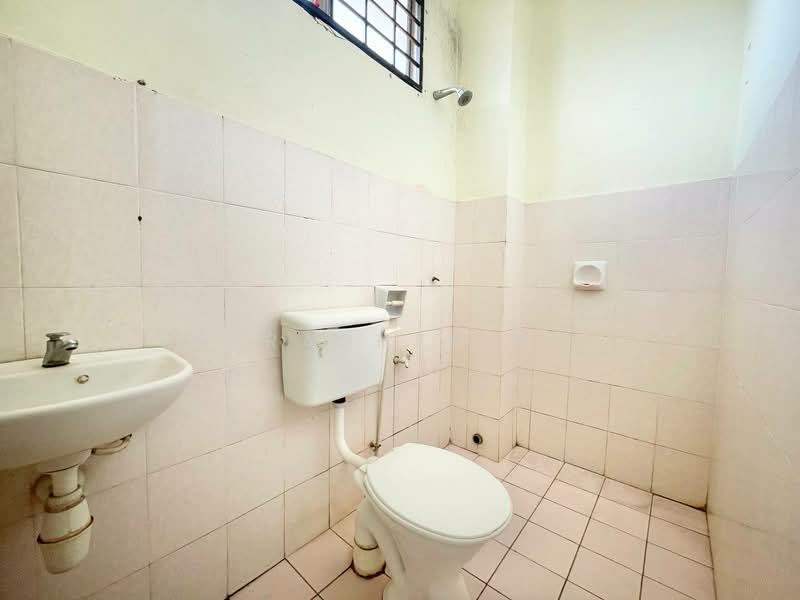 1.5-storey Terraced House for Sale in Taman Impian Putra (Bangi) - Nurashekin . - Bathroom - PropertyGuru.com.my