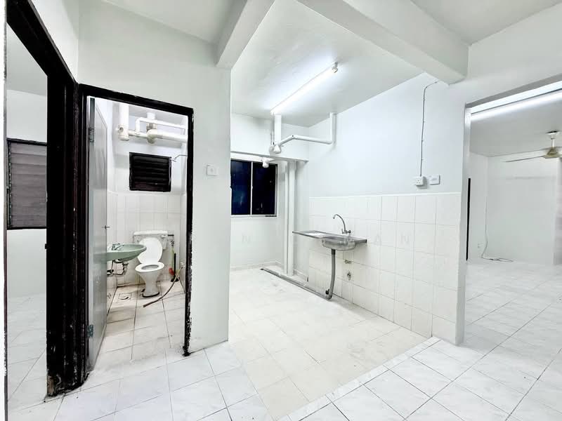 Pangsapuri untuk Dijual di Golden Villa - Harun Osman - Bathroom - PropertyGuru.com.my
