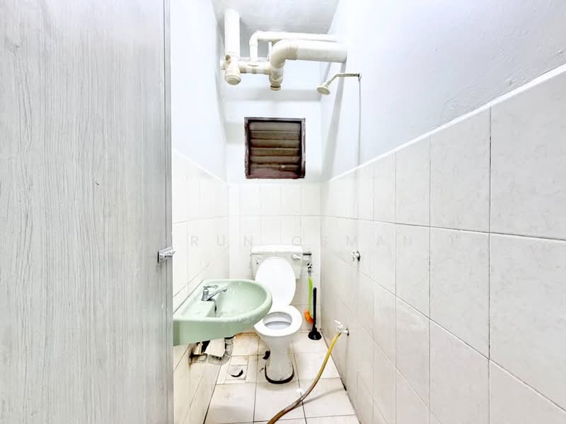 Pangsapuri untuk Dijual di Golden Villa - Harun Osman - Bathroom - PropertyGuru.com.my