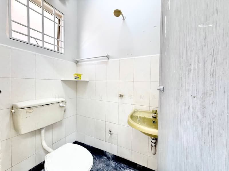 Pangsapuri untuk Dijual di Golden Villa - Harun Osman - Bathroom - PropertyGuru.com.my