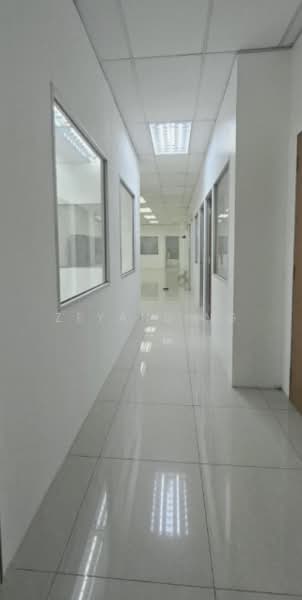 Office for Rent in Taman Perindustrian Sime Uep (Subang Jaya) - Zeyang Ng - Corridor - PropertyGuru.com.my