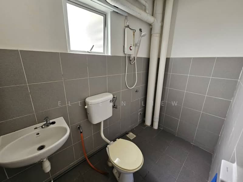 Apartment for Rent at Alpinia - Elleean Liew - Attached bathroom toilet - PropertyGuru.com.my