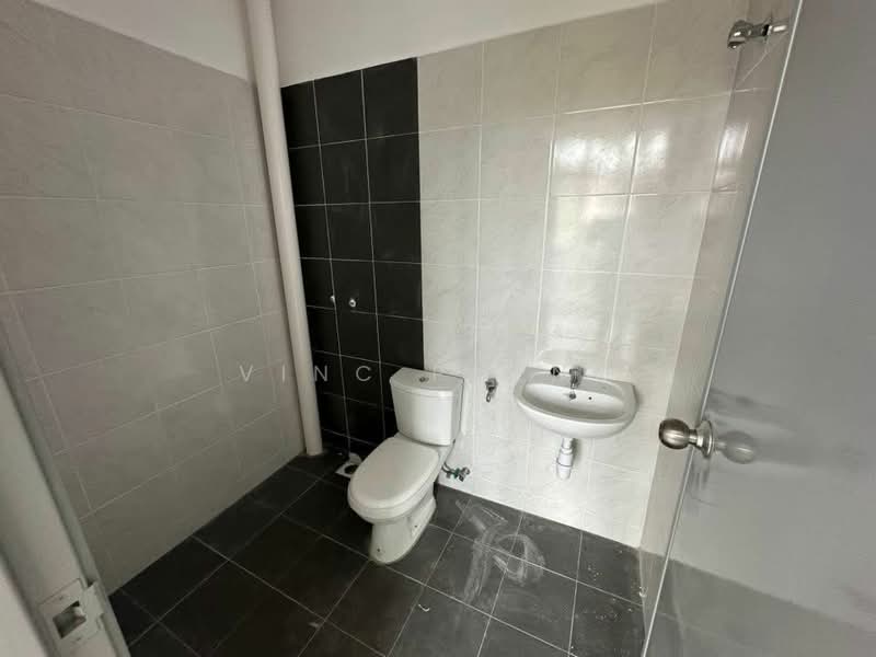 Rumah Teres 2 Tingkat untuk Dijual di Taman Cheng Setia (Cheng) - Vinc Pheng - Bathroom - PropertyGuru.com.my