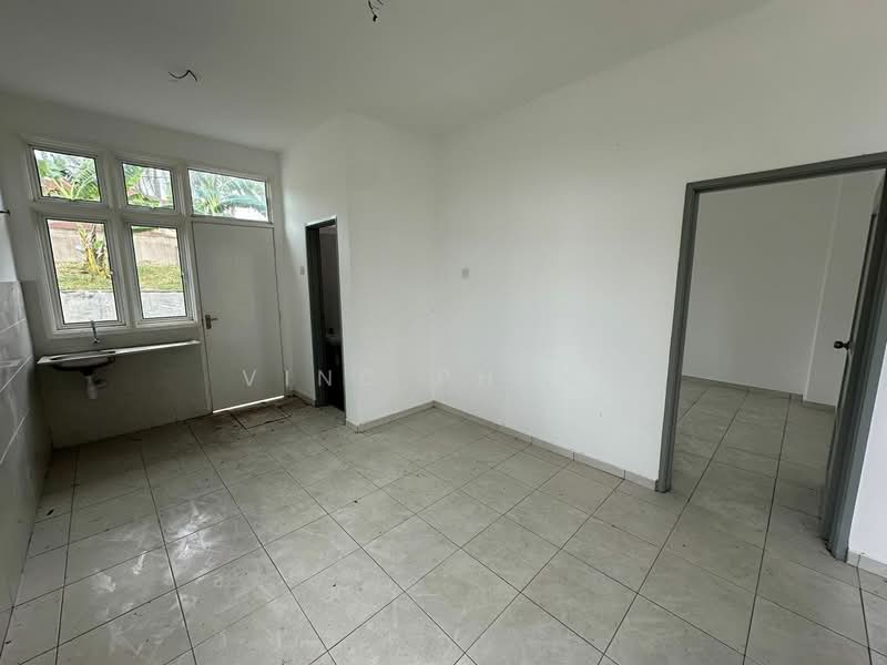Rumah Teres 2 Tingkat untuk Dijual di Taman Cheng Setia (Cheng) - Vinc Pheng - Kitchen - PropertyGuru.com.my
