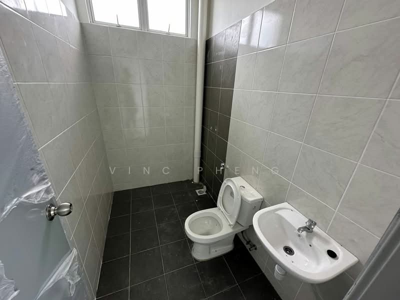 Rumah Teres 2 Tingkat untuk Dijual di Taman Cheng Setia (Cheng) - Vinc Pheng - Bathroom - PropertyGuru.com.my