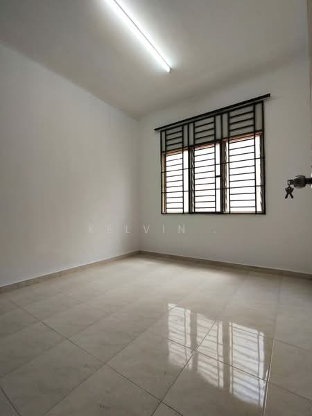Rumah Flat untuk Dijual di Flat Bukit Indah - Kelvin . - Master Bedroom - PropertyGuru.com.my