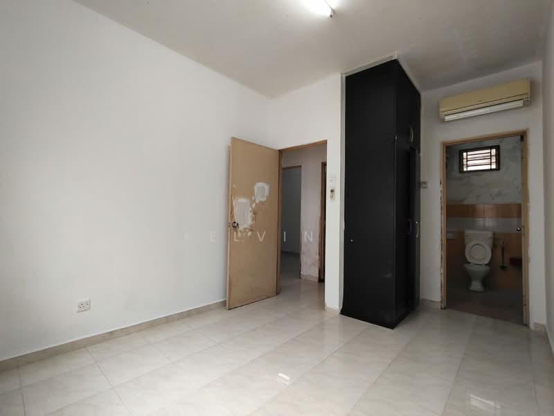 Rumah Flat untuk Dijual di Flat Bukit Indah - Kelvin . - Master Bedroom - PropertyGuru.com.my