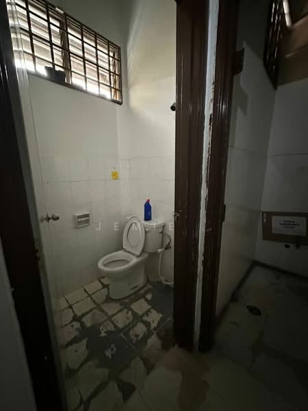Shop for Rent in Taman Molek (Johor Bahru) - Jemie . - Bathroom - PropertyGuru.com.my