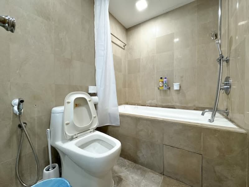 Service Residence for Sale at Bintang Fairlane Residences - JY Yap - Bathroom - PropertyGuru.com.my