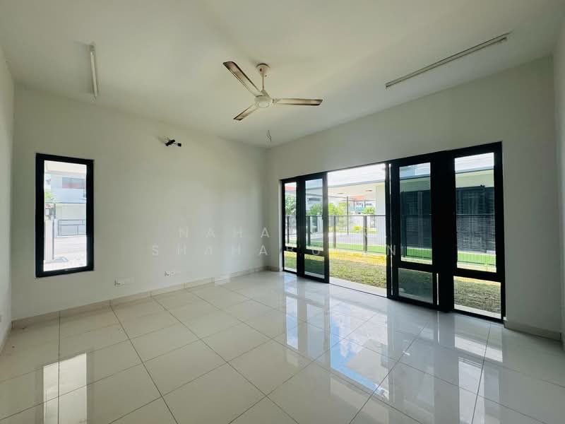 Semi-Detached House for Sale in Bukit Bandaraya (Shah Alam) - Nahathir Shahabudin - Living Room - PropertyGuru.com.my