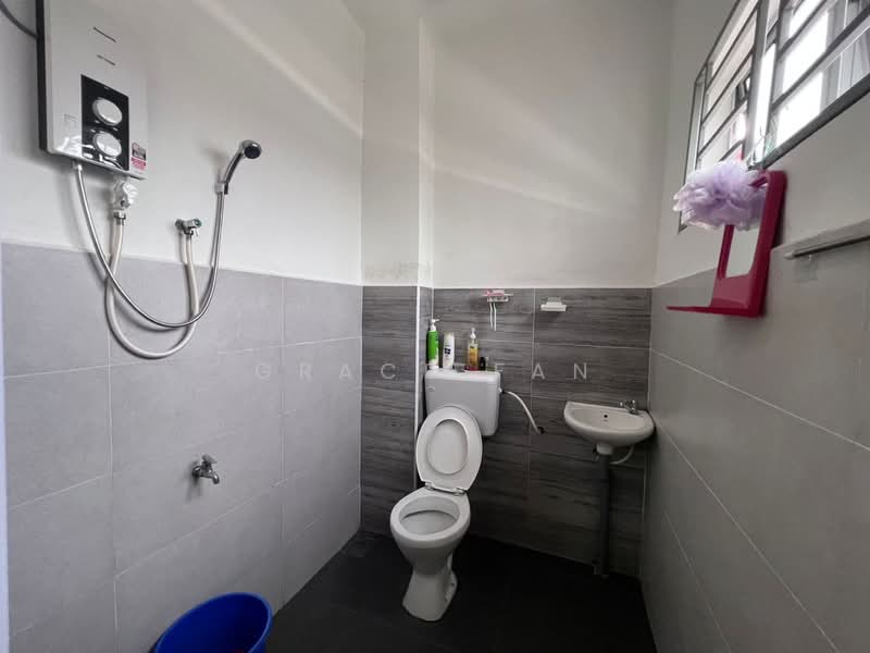 Rumah Teres untuk Disewa di Taman Kluang Barat (Kluang) - Grace Fan - Bathroom - PropertyGuru.com.my