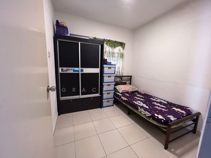 Rumah Teres untuk Disewa di Taman Kluang Barat (Kluang) - Grace Fan - Bedroom - PropertyGuru.com.my