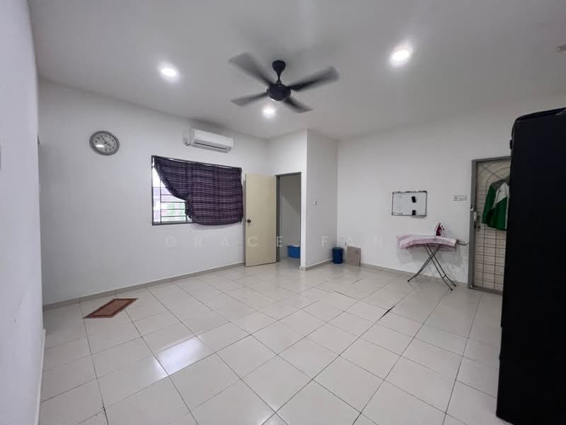 Rumah Teres untuk Disewa di Taman Kluang Barat (Kluang) - Grace Fan - Living Room - PropertyGuru.com.my