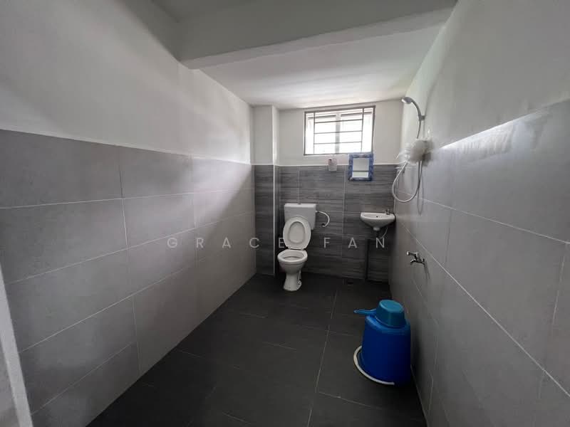Rumah Teres untuk Disewa di Taman Kluang Barat (Kluang) - Grace Fan - Bathroom - PropertyGuru.com.my