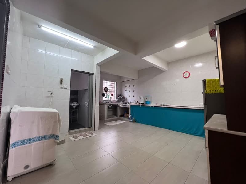 Rumah Teres untuk Disewa di Taman Kluang Barat (Kluang) - Grace Fan - Kitchen - PropertyGuru.com.my