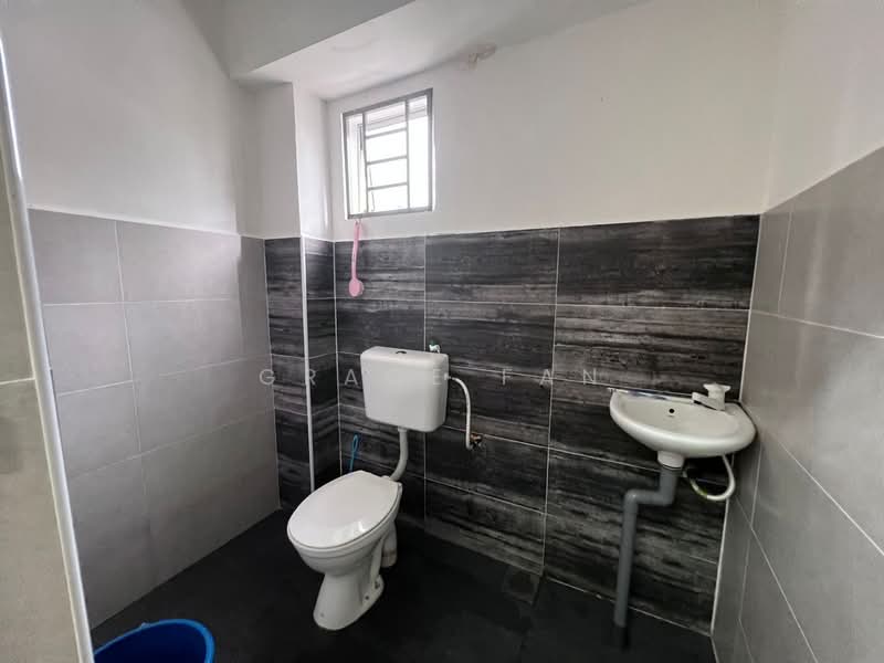 Rumah Teres untuk Disewa di Taman Kluang Barat (Kluang) - Grace Fan - Bathroom - PropertyGuru.com.my