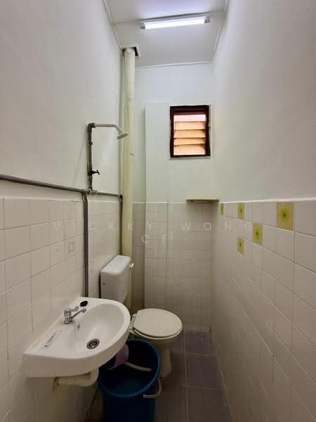 Pangsapuri untuk Disewa di Kedidi Apartment - Vickky Wong CF - Bathroom - PropertyGuru.com.my