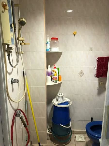 Pangsapuri untuk Disewa di Bayu Puteri 2 - Kim . - Bathroom - PropertyGuru.com.my