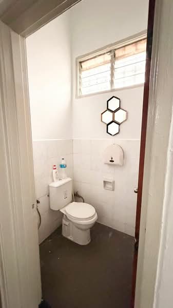 Shop for Rent in Taman Molek (Johor Bahru) - Jessy Koh - Bathroom - PropertyGuru.com.my