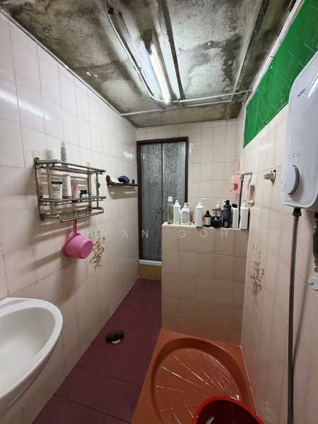 Rumah Teres 1 Tingkat untuk Dijual di Taman Hijau (Jelutong) - Qyan Goh - Bathroom - PropertyGuru.com.my