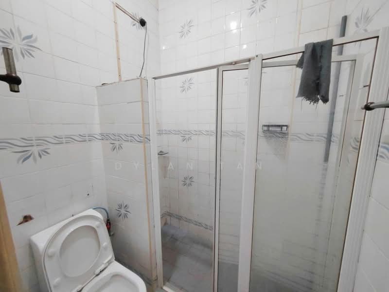 1.5-storey Terraced House for Sale in Taman Molek (Johor Bahru) - Dylan Tan - Bathroom - PropertyGuru.com.my