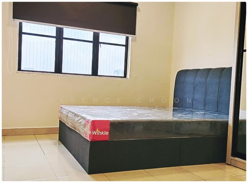 Mas bedroom w queen-sized bed & blinds