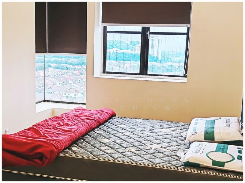 2nd bedroom w queen-sized bed & blinds