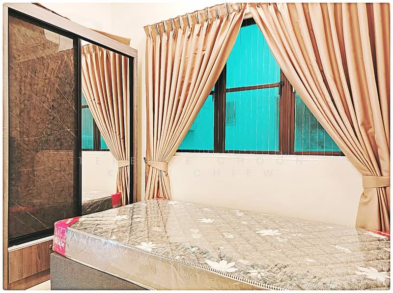 3rd bedroom w single bed & curtains
