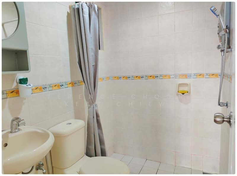 Bathroom w shower curtain & water heater