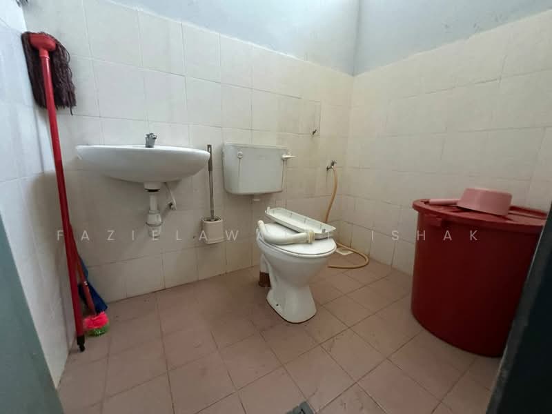 Rumah Teres 2 Tingkat untuk Dijual di Beserah (Pahang) - Fazielawatie Ishak - Bathroom - PropertyGuru.com.my
