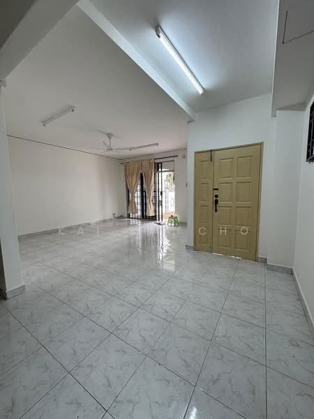Cluster House for Rent in Mutiara Rini (Skudai) - Kai Sin Cho - Living Room - PropertyGuru.com.my